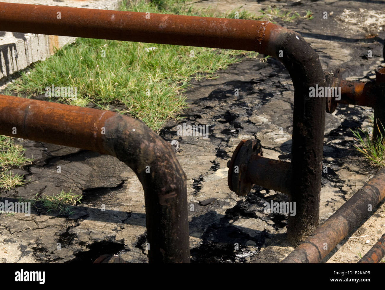 Rostige Rohre und ausgelaufenen Öls im albanischen Ölfeld bei Ballsh in Mittelalbanien Stockfoto