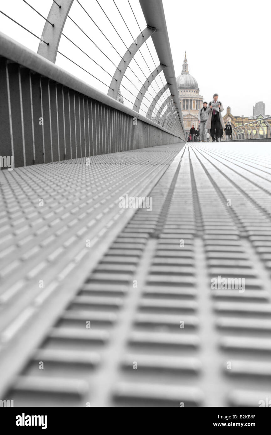Niedrigen Winkel auf der Millennium Bridge in Richtung St. Pauls Kathedrale in London City, England, Vereinigtes Königreich. Stockfoto