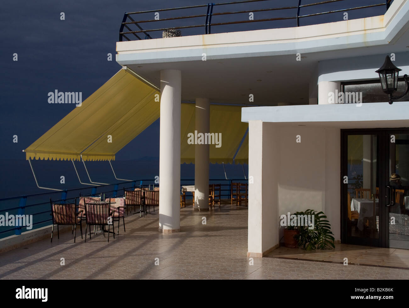 Ein Restaurant am Strand von Himara in Albanien Stockfoto