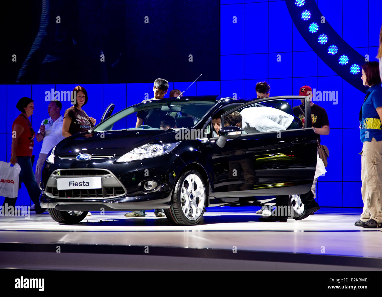 Mitglieder der allgemeinen Öffentlichkeit suchen über alle neuen Ford Fiesta Stockfoto