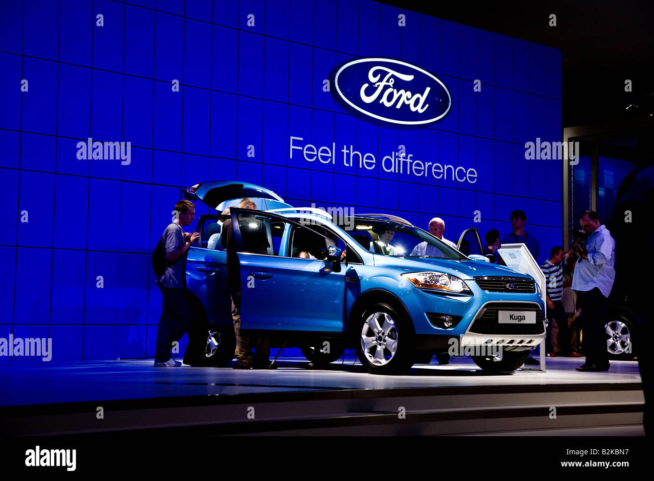 Mitglieder der allgemeinen Öffentlichkeit suchen über alle neuen Ford Kuga Stockfoto