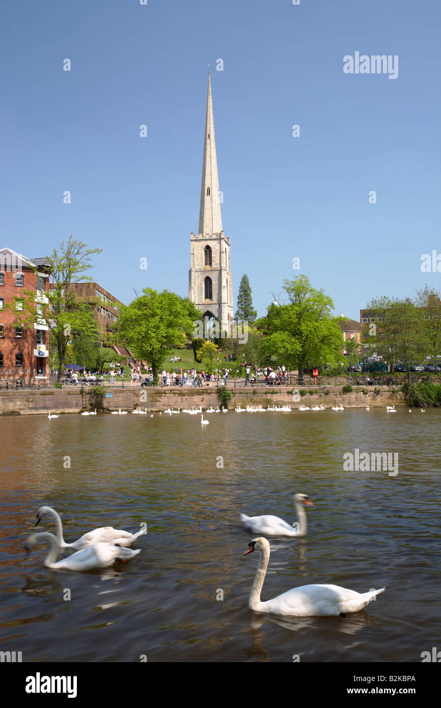 Blick über den Fluss Severn in Worcester in Richtung der Turm aus dem 18. Jahrhundert St Andrews Kirche, England, UK. Stockfoto