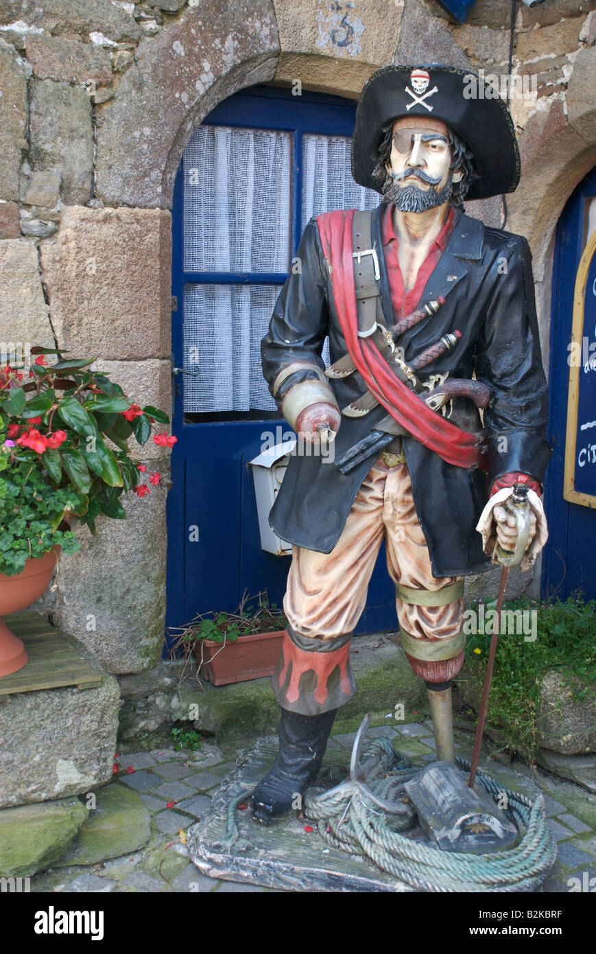Pirate Statue mit Totenkopf-Hut, Augenklappe und Holzbein, Frankreich