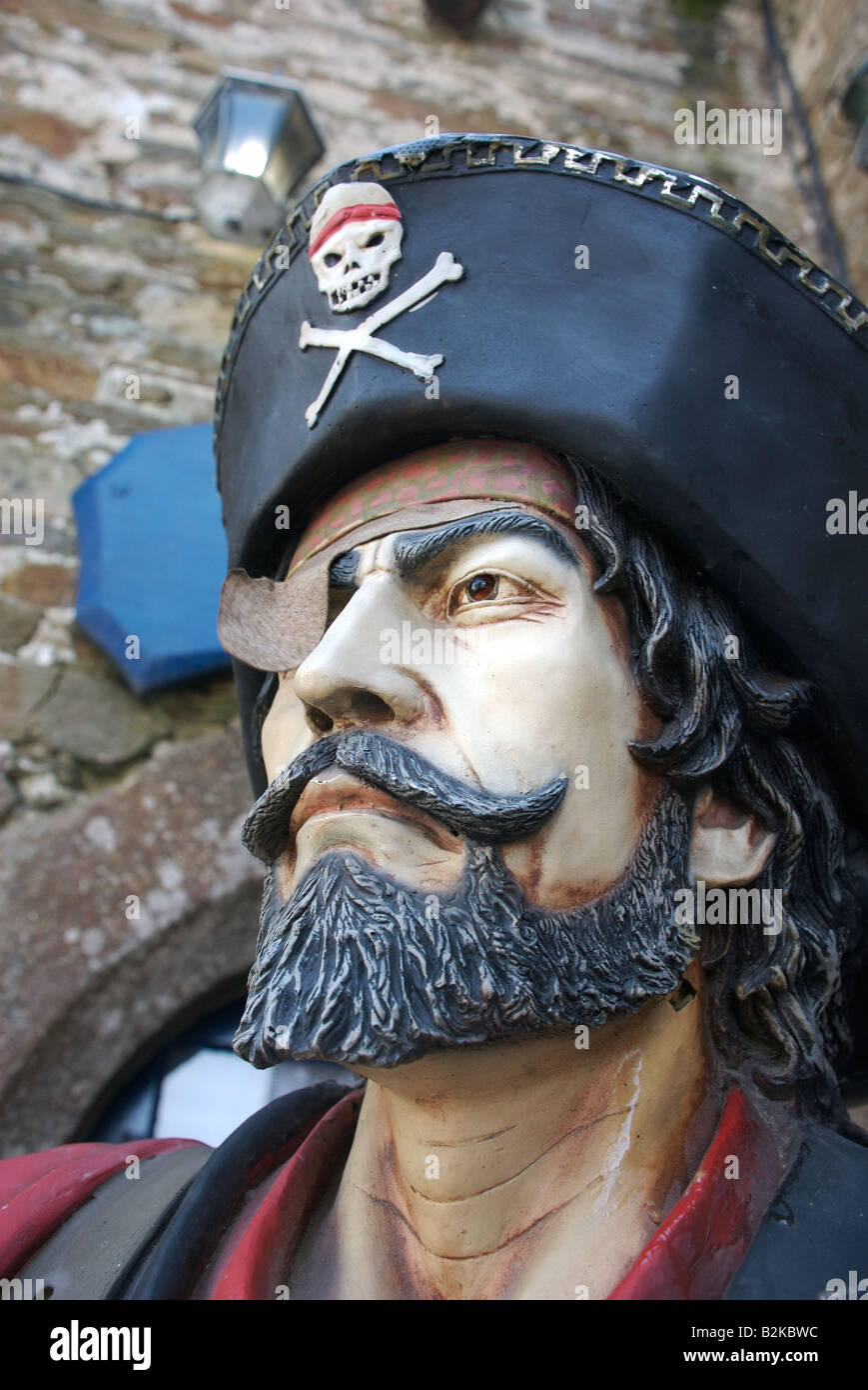 Pirate Statue mit TotenkopfHut mit Augenklappe, Frankreich Stockfotografie Alamy
