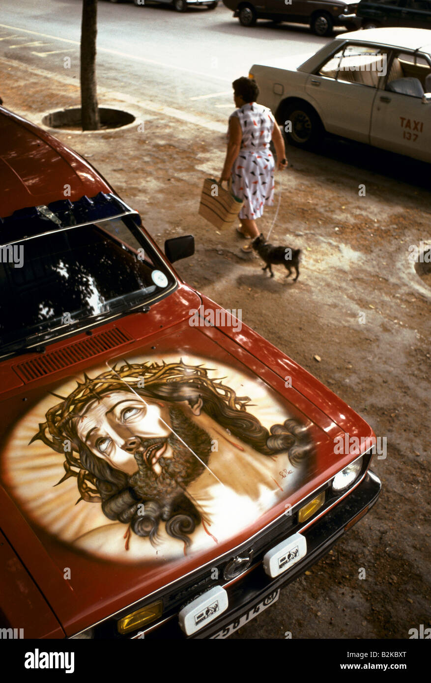 Airbrush Bild von Jesus Christus trägt Krone von Dornen gemalt auf der Motorhaube von einem Auto-malta Stockfoto
