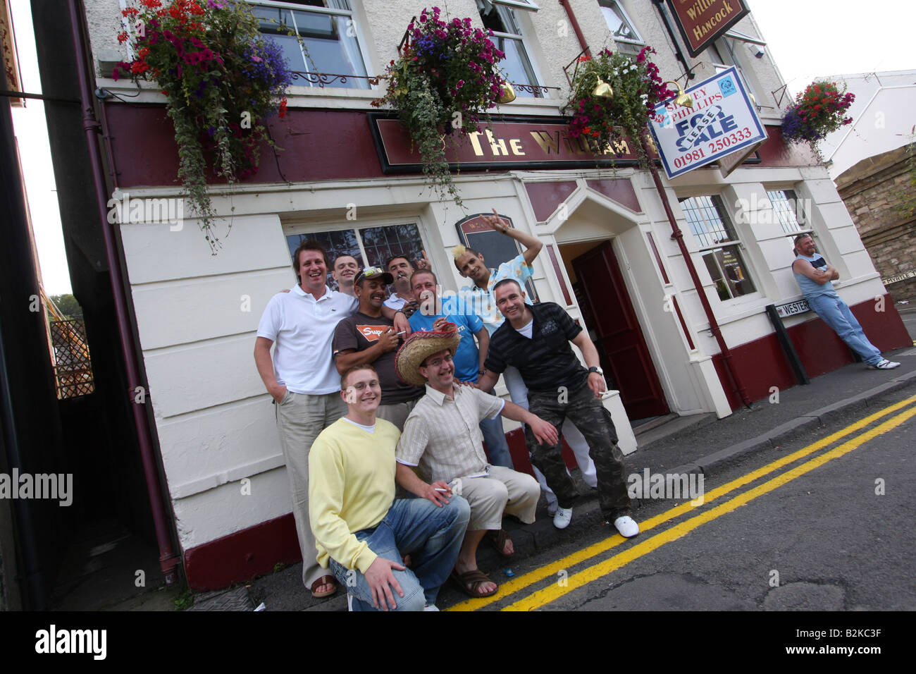 Junggesellenabschied feiern vor Pub murmelt Swansea Stockfoto