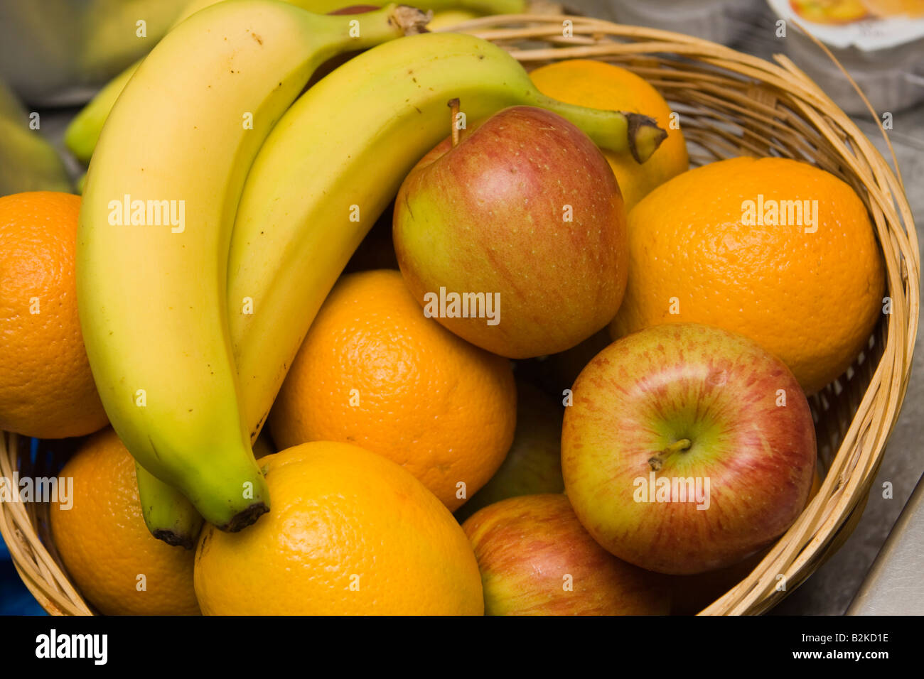 Schule Mahlzeiten Korb mit frischem Obst Stockfoto