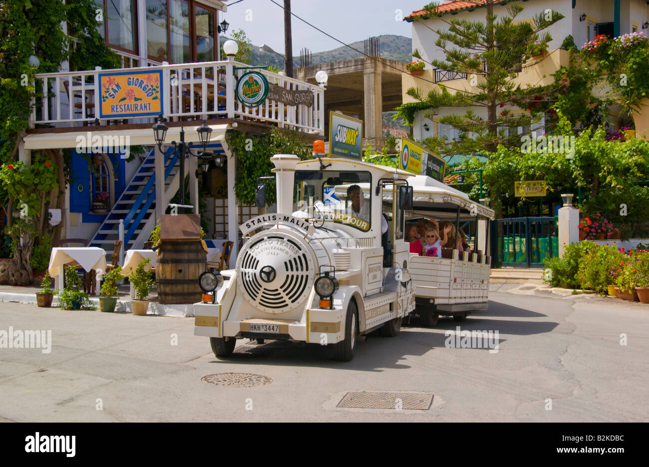 Touristischen Lastzug auf engen Gassen in der Altstadt von Malia auf der griechischen Mittelmeer Insel von Kreta GR EU Stockfoto