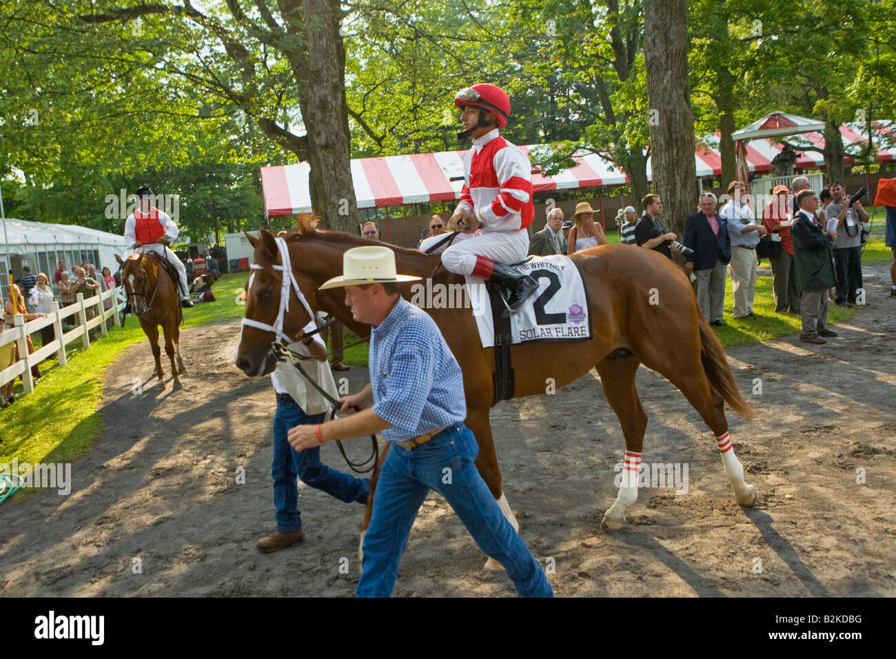 Pferde und Jockeys im Fahrerlager Momente vor dem Rennen bei Saratoga Race Track Saratoga Springs New York State Stockfoto