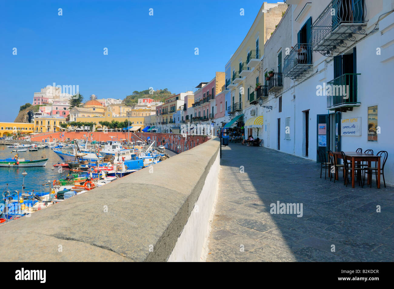 Einen schönen Blick in den Hafen von Ponza Stadt, eine kristallklare Wasser und die typischen bunten Gebäuden, Insel Ponza, Lazio, Italien, EU Stockfoto