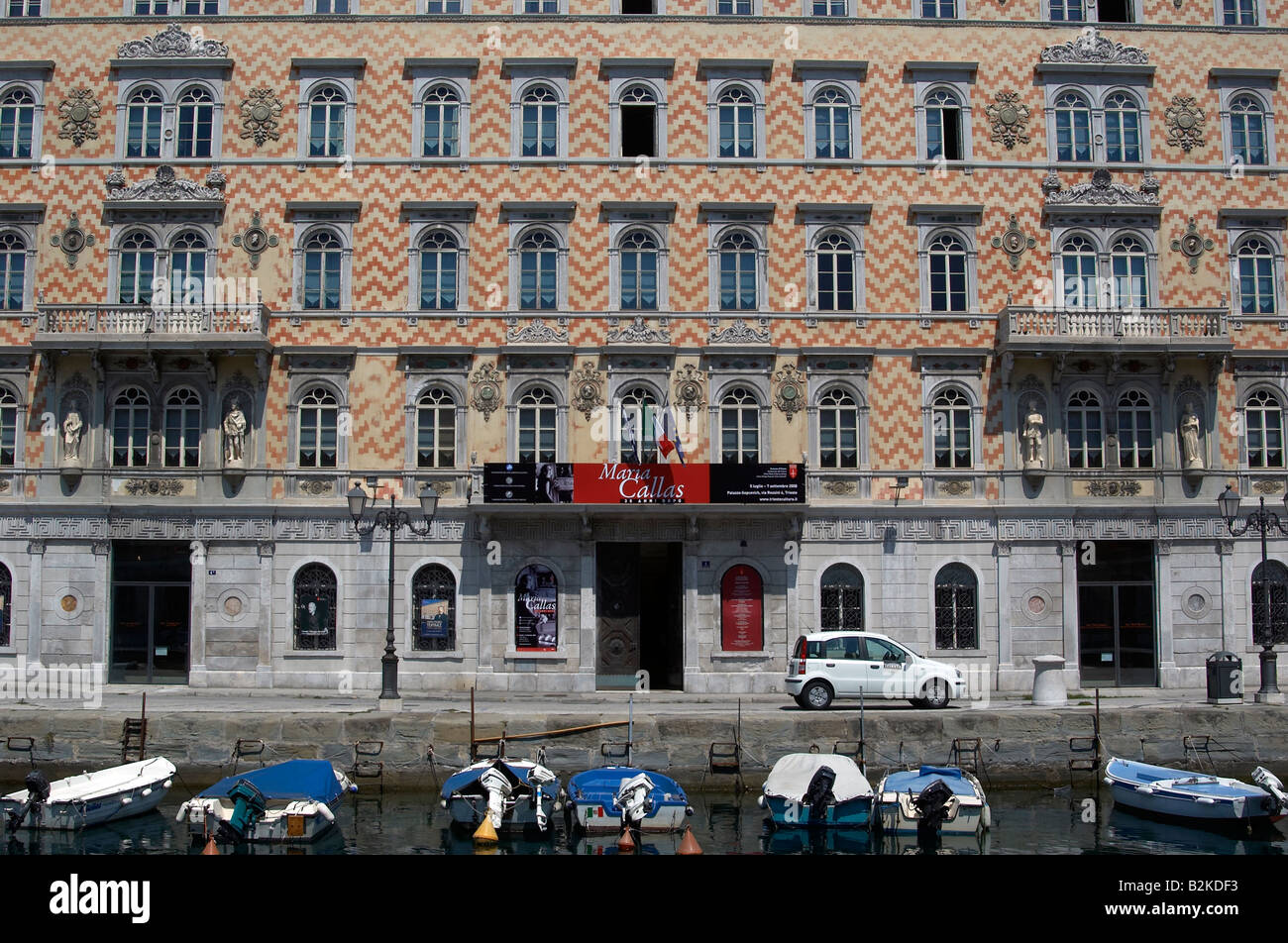 Palast am Canal Grande Italia Triest Stockfoto