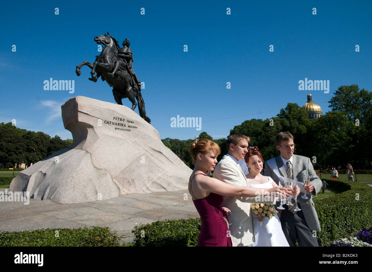Brautpaar Toasten ihre Ehe vor der eherne Reiter Statue Peter der große Sankt Petersburg Russland Stockfoto