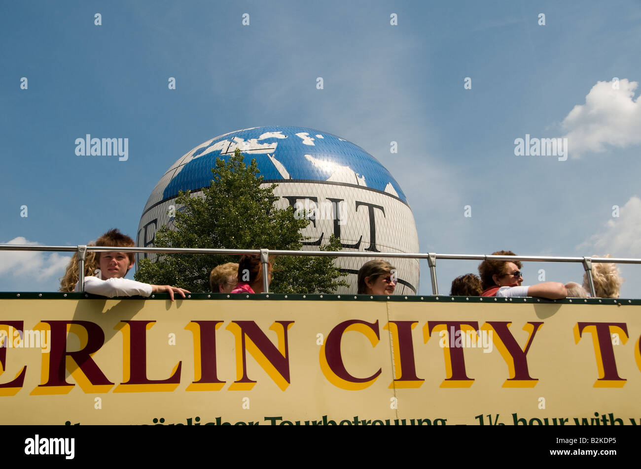 Touristen besichtigen die Stadt mit einem Hop-on-Hop-off-Doppeldecker-Tourbus in der Innenstadt von Berlin Stockfoto
