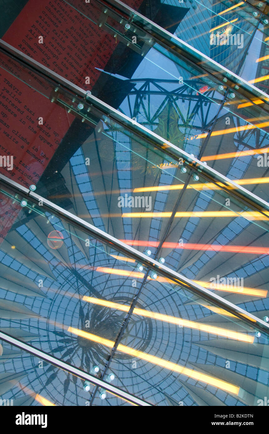 Moderne Architektur umgibt das Sony Center im Potsdamer Platz Tiergarten in Berlin Stockfoto