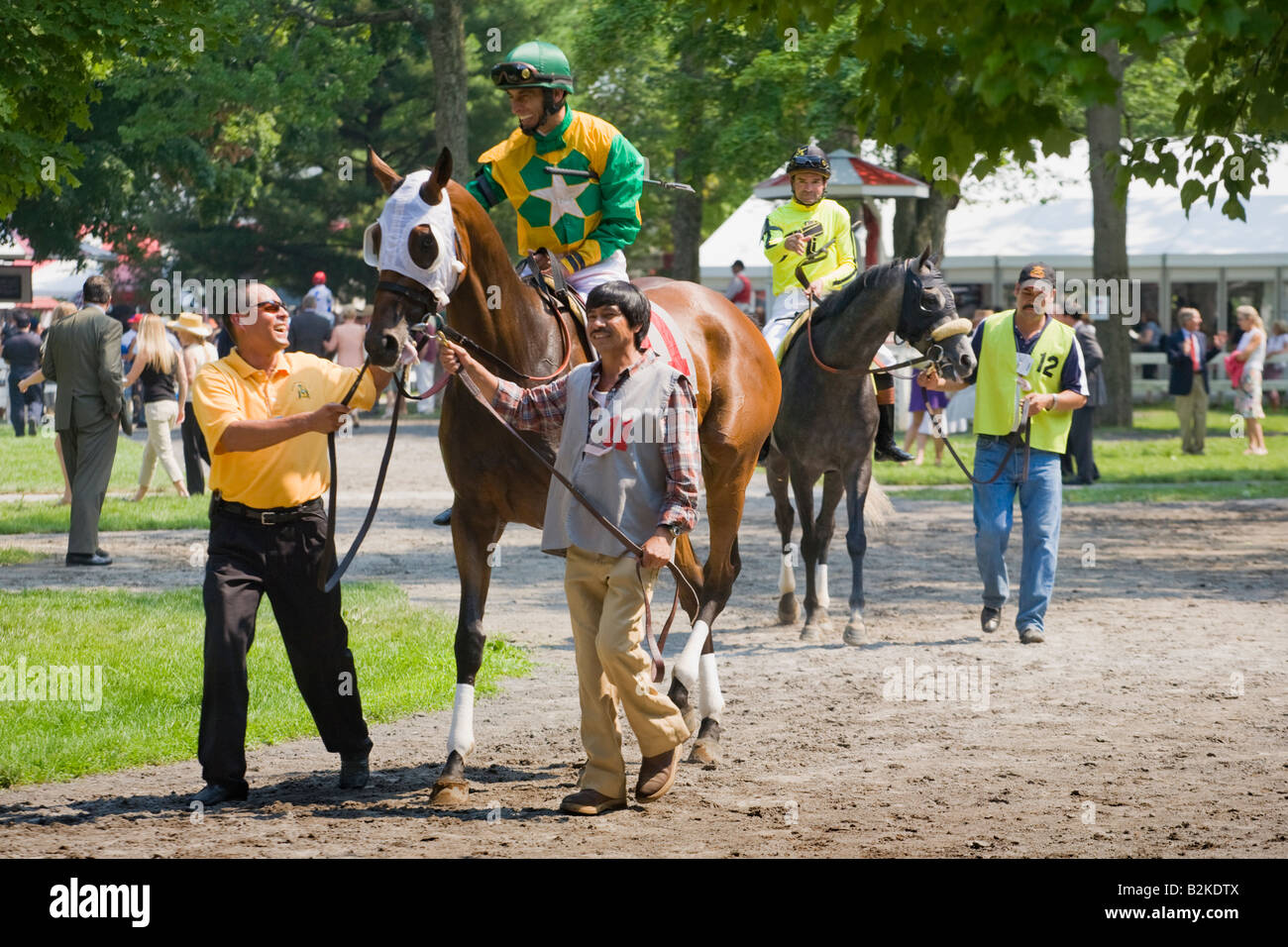 Pferde und Jockeys im Fahrerlager Momente vor dem Rennen bei Saratoga Race Track Saratoga Springs New York State Stockfoto