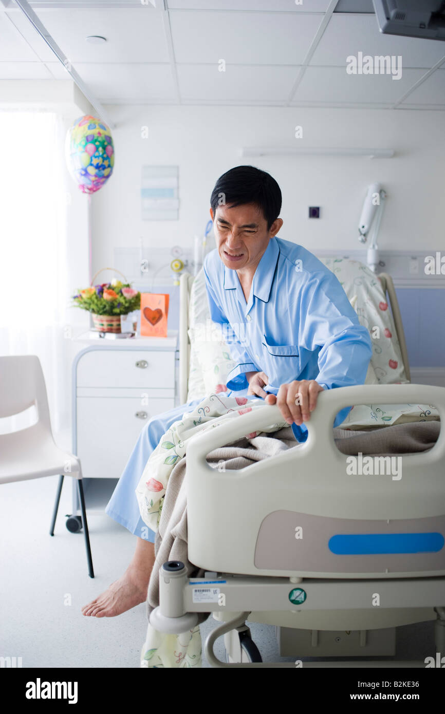 Männliche Patienten leiden unter Bauchschmerzen im Krankenhaus Stockfoto