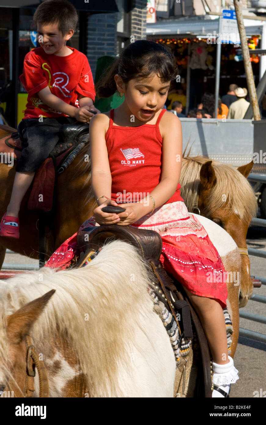 Mädchen auf einem Pony reiten auf einem festival Stockfoto
