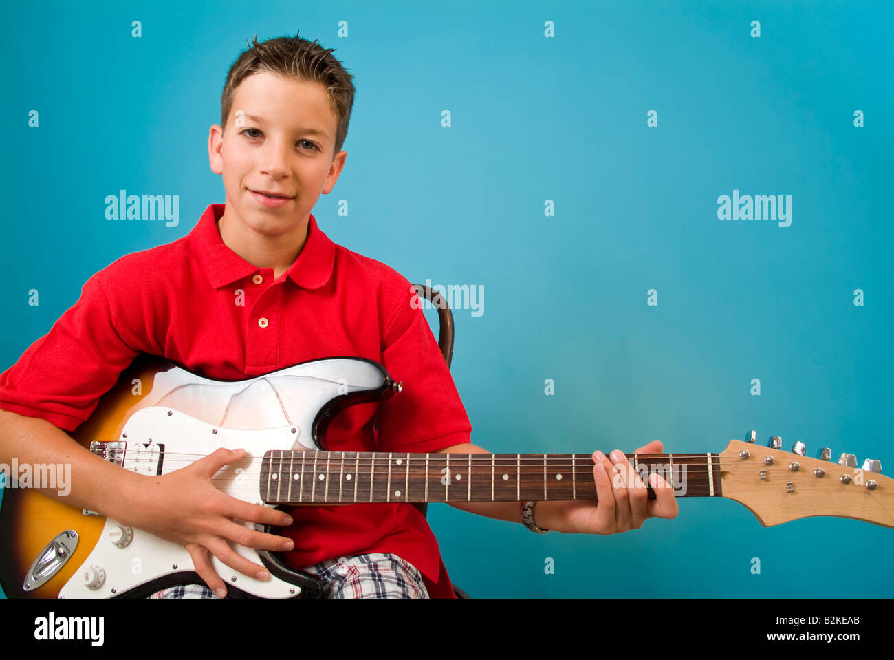 Junge spielt seine Gitarre Stockfoto