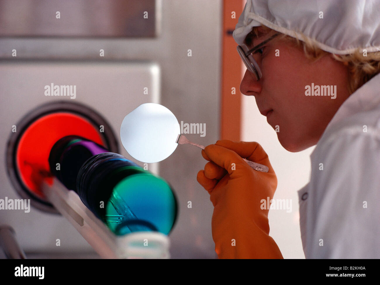 Silicon Wafer In Clean Room Stockfotos Silicon Wafer In