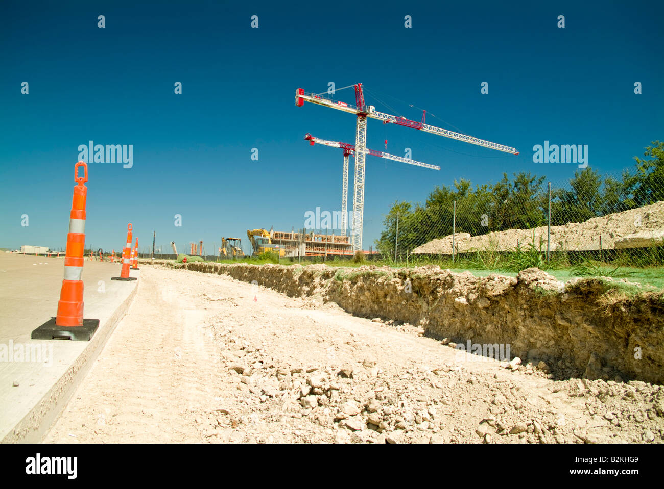 Sicherheit oder Warnung Kegel mit zwei große Kräne im Hintergrund einer Baustelle Stockfoto