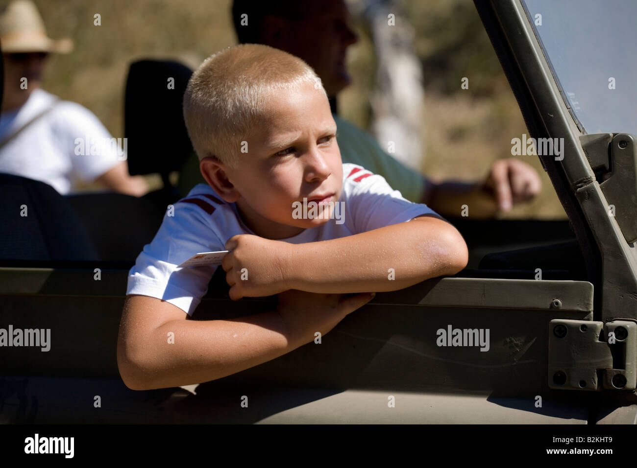 Junge in das Fenster eines Land Rovers auf safari Stockfoto