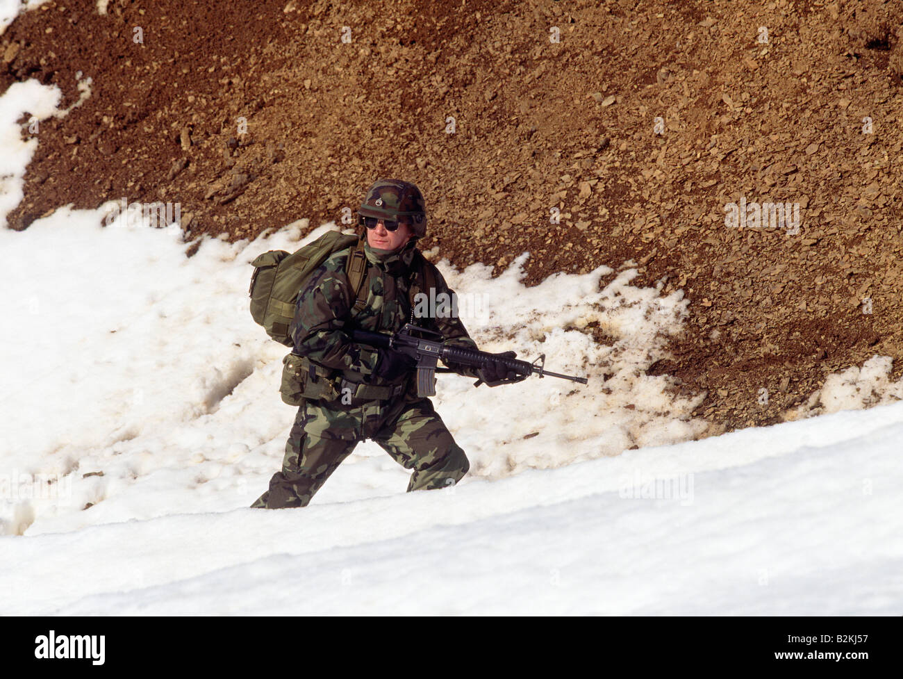 US-Soldat auf Manöver im Feld Stockfoto