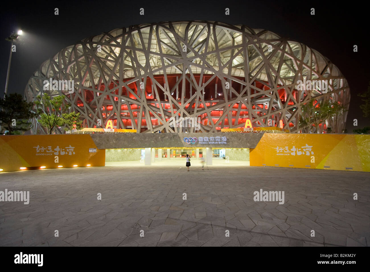 Peking China Eintritt in Beijing Olympic Stadium auch bekannt als die Vögel Nest Nachtansicht. Stockfoto