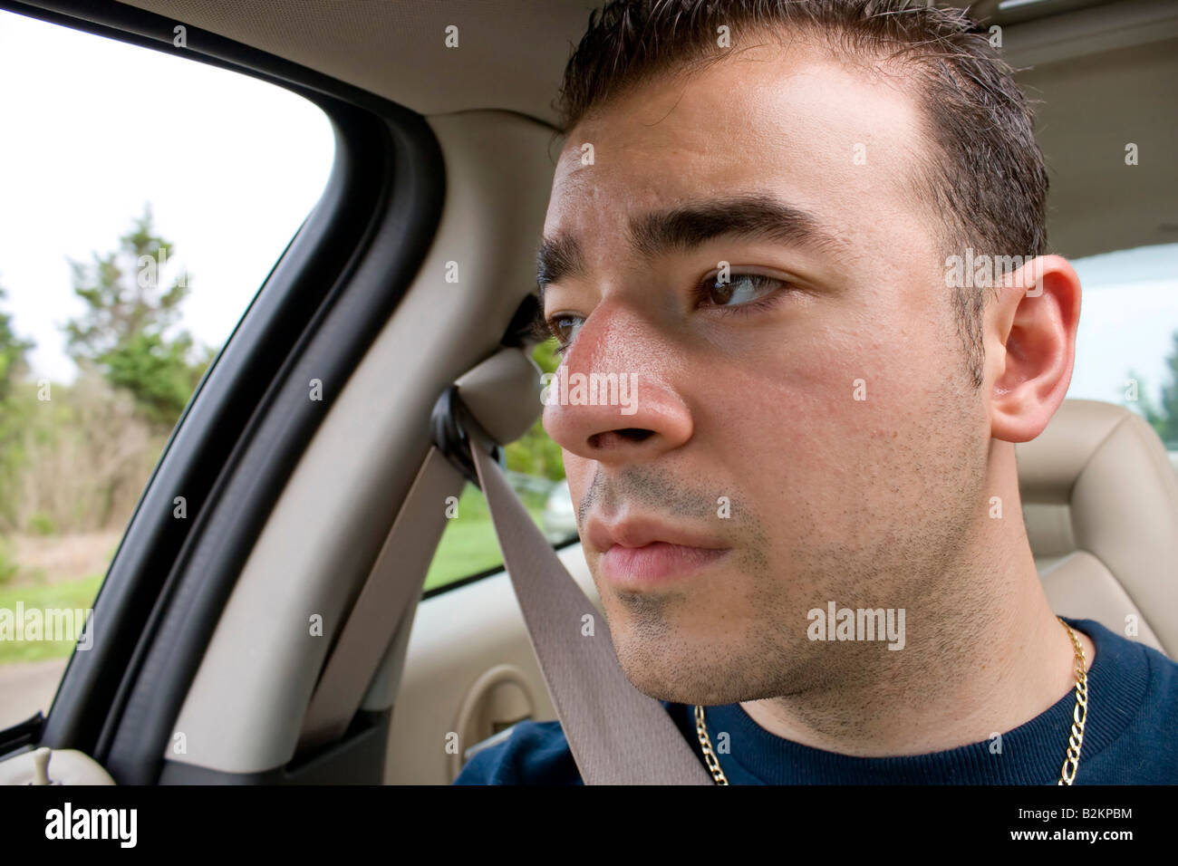 Gut aussehender mann schaut aus dem fenster des autos -Fotos und  -Bildmaterial in hoher Auflösung – Alamy