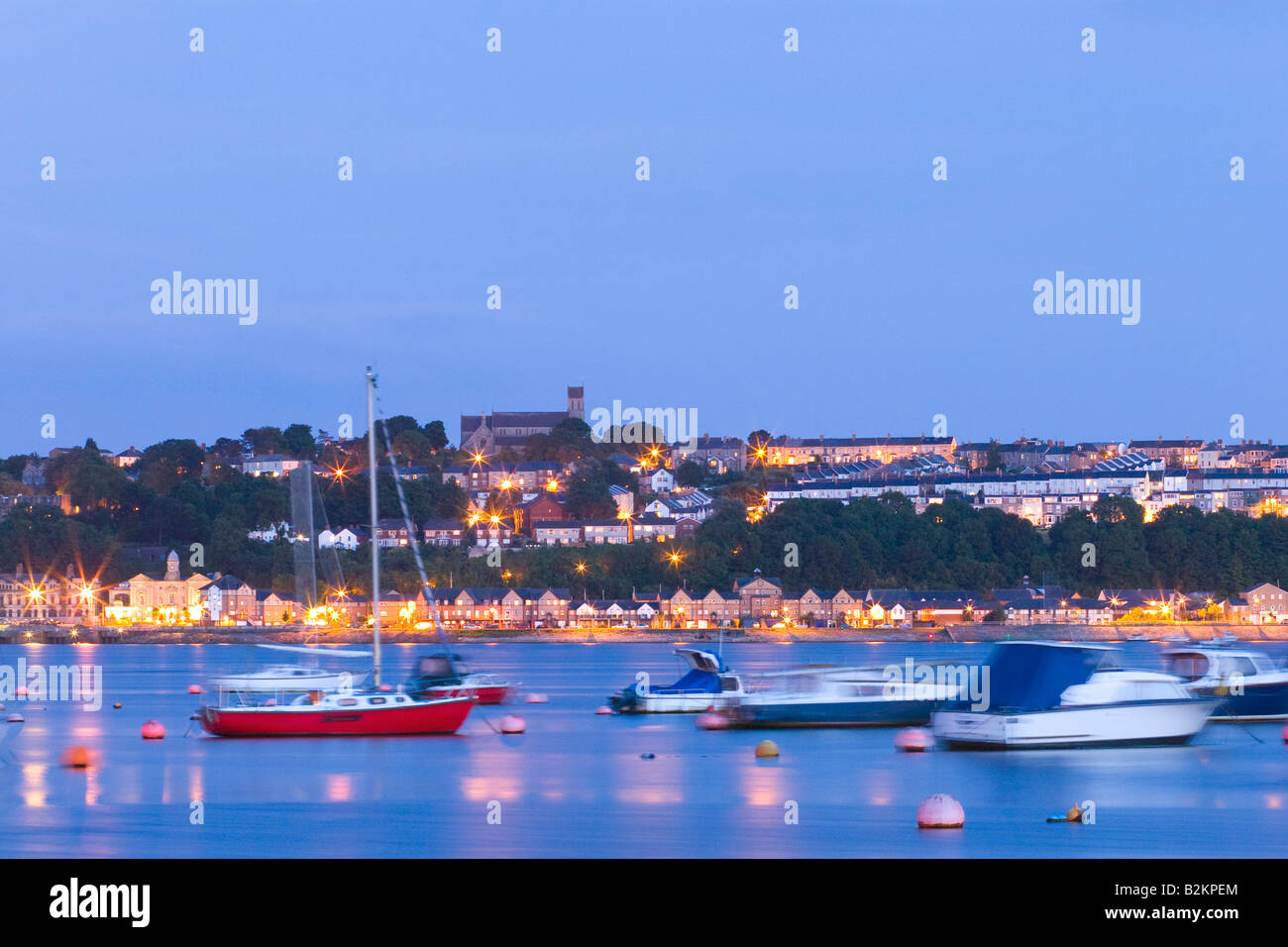 Festgemachten Boot Cardiff Bay South Wales Penarth Marina im Hintergrund Stockfoto