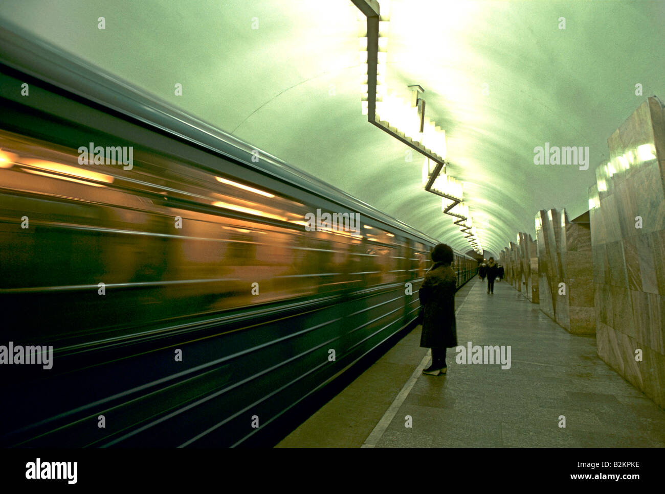 Moskau, St. Petersburg entfernt, blur, der Zug bewegt, wie es in dem Bahnsteig in der Moskauer Metro zieht Stockfoto