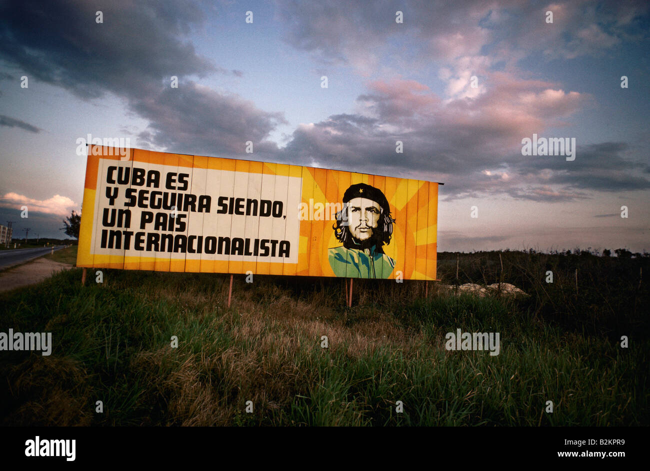 Plakat am Straßenrand Förderung Kuba mit Bild von Che Guevara im Inneren der Sonne Stockfoto