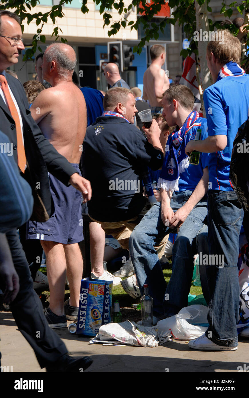Business-Mann vorbeikommt, Glasgow Rangers-Fans im Stadtzentrum von Manchester zu Tausenden vor der endgültigen Euro 2008 trinken Stockfoto