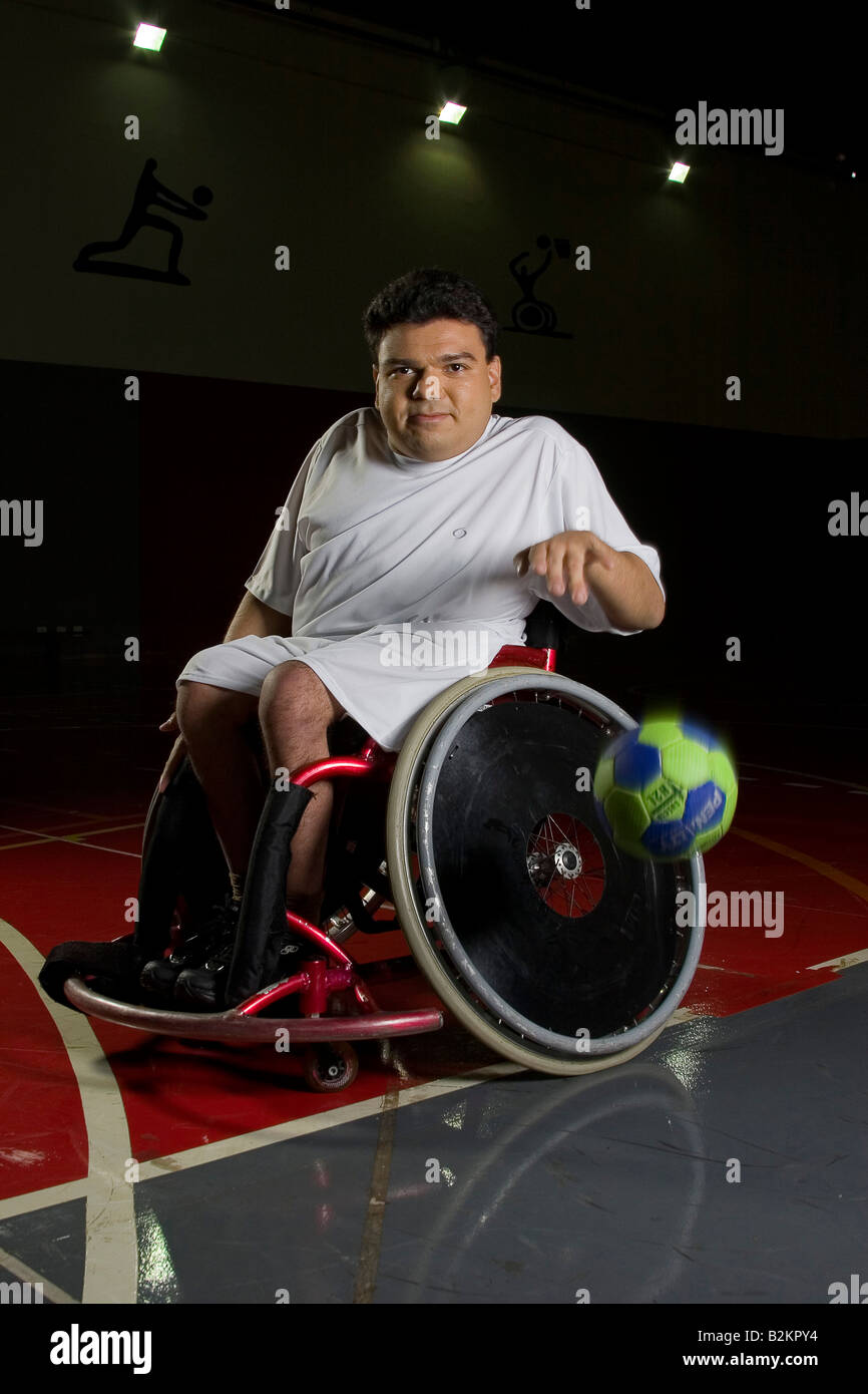 körperlich Behinderte im Rollstuhl Stockfoto
