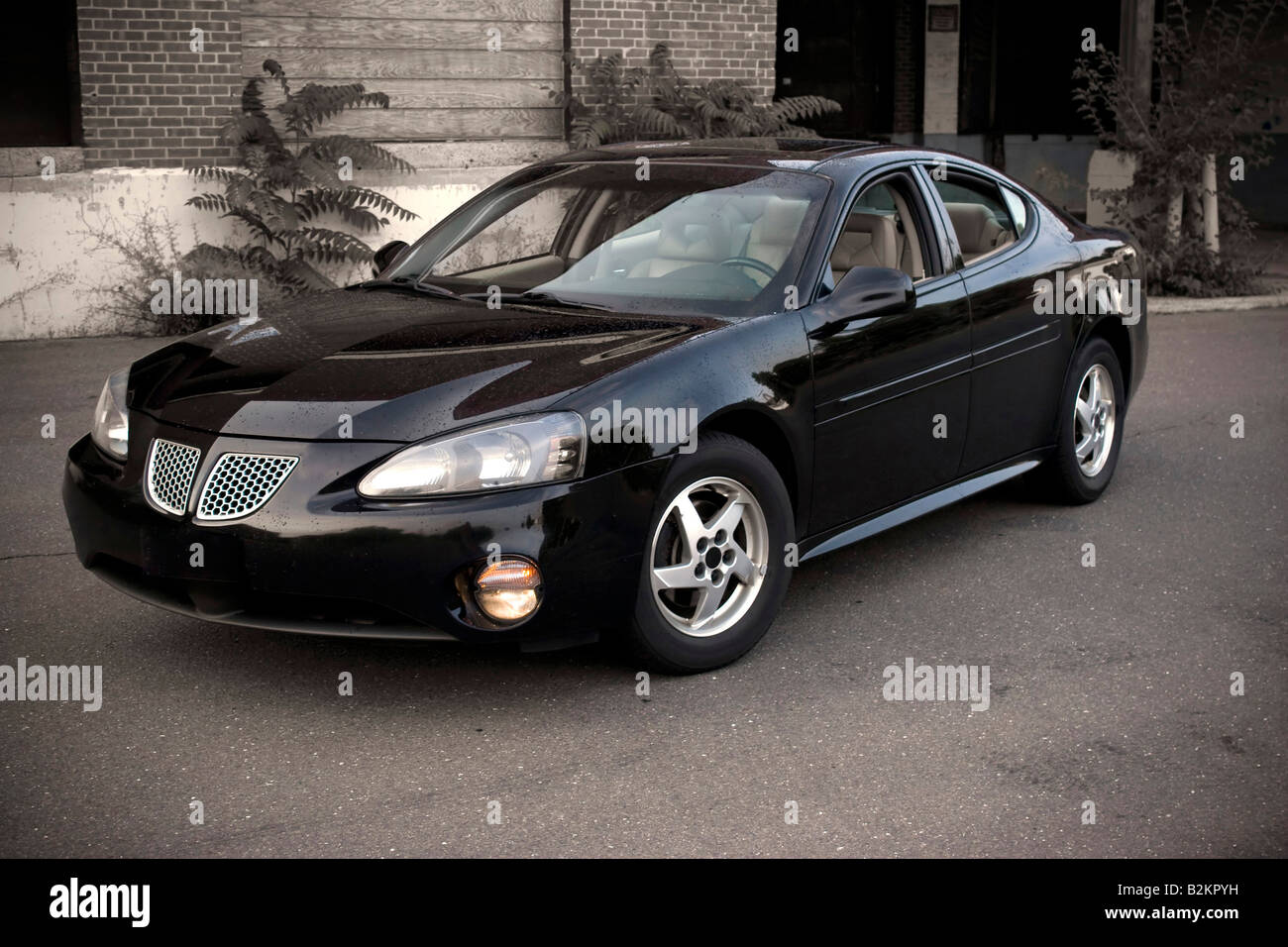 Eine moderne Sportlimousine mit selektive Farbkorrektur geparkt in einem städtischen Umfeld Stockfoto
