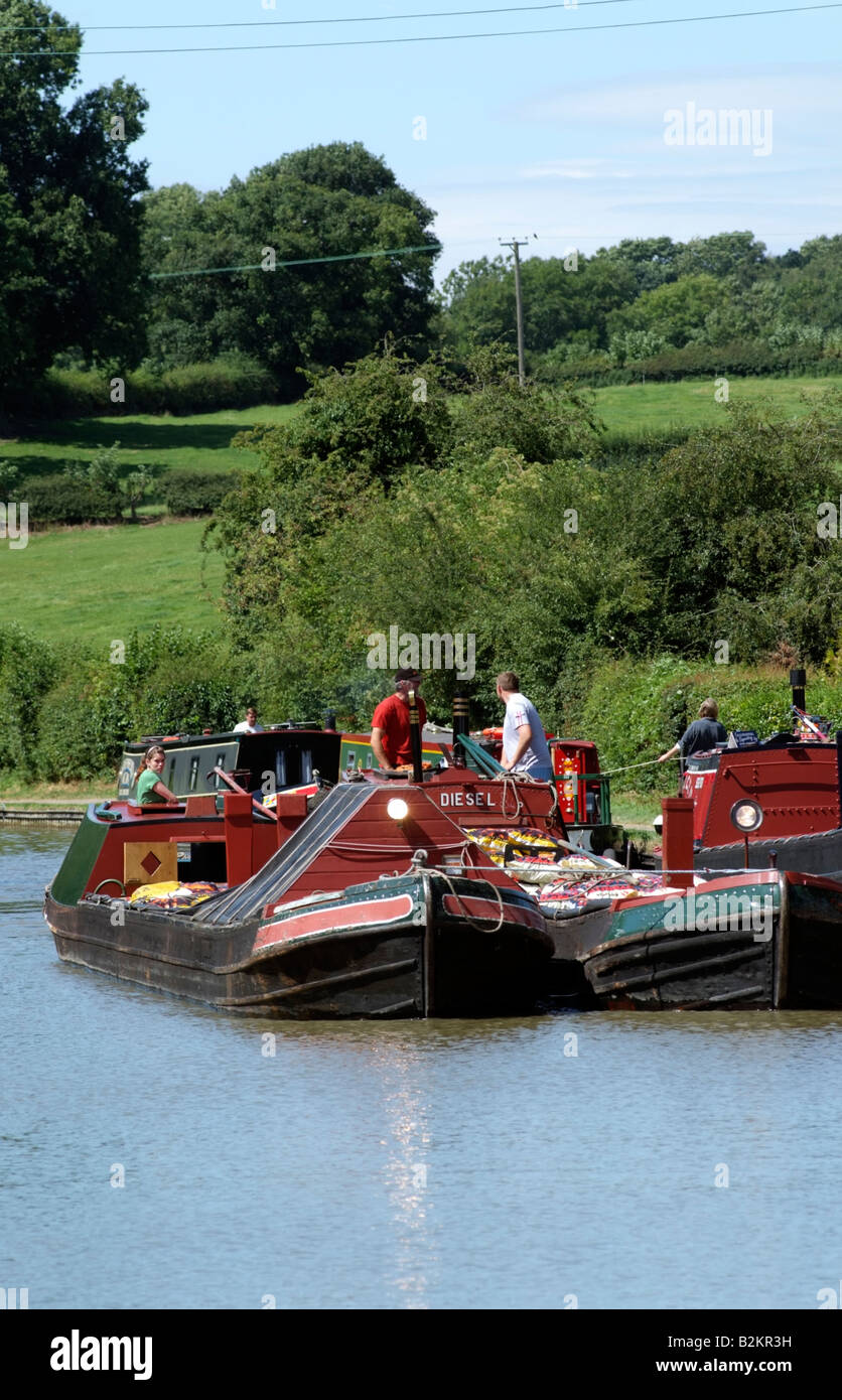 Kanalboote arbeiten am Grand Union Canal bei Stoke Bruerne in der englischen Landschaft Northamptonshire, England Stockfoto