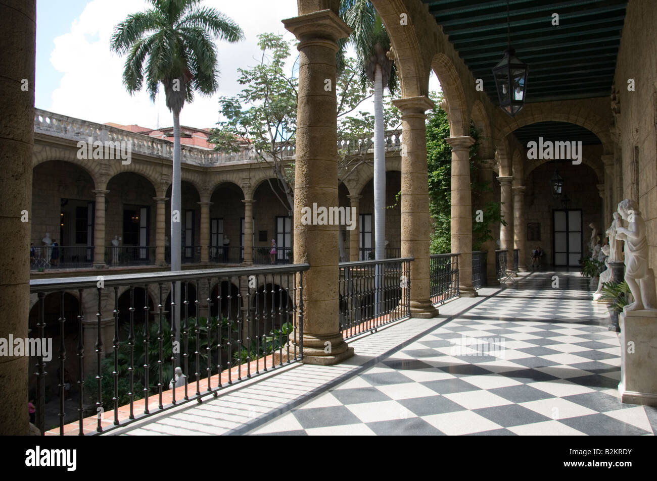 Pillarred Gehweg im Museo De La Ciudad, Havanna, Kuba Stockfoto