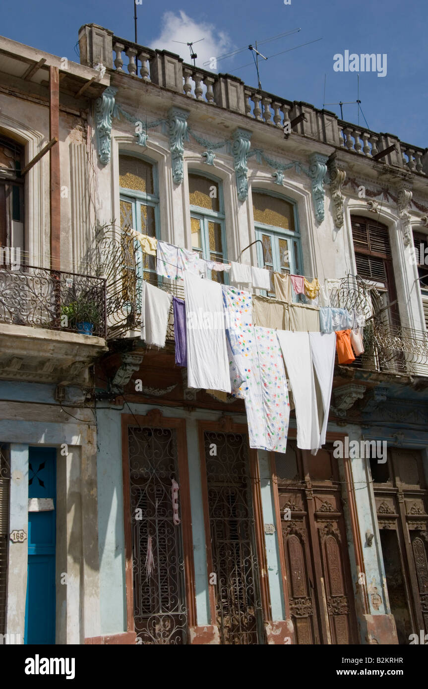 Wäsche hängt außen rustikale Wohnhaus in Havanna, Kuba Stockfoto