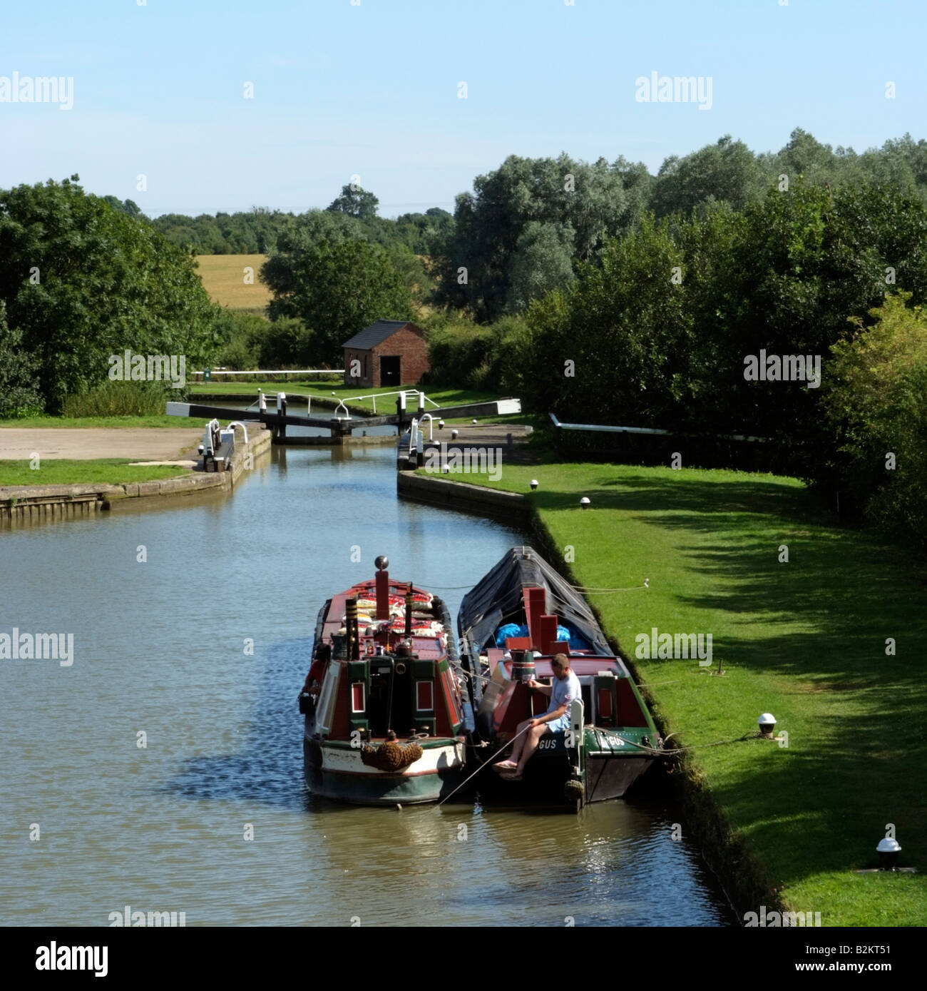 Kanalboote arbeiten am Grand Union Canal bei Stoke Bruerne in der englischen Landschaft Northamptonshire, England Stockfoto