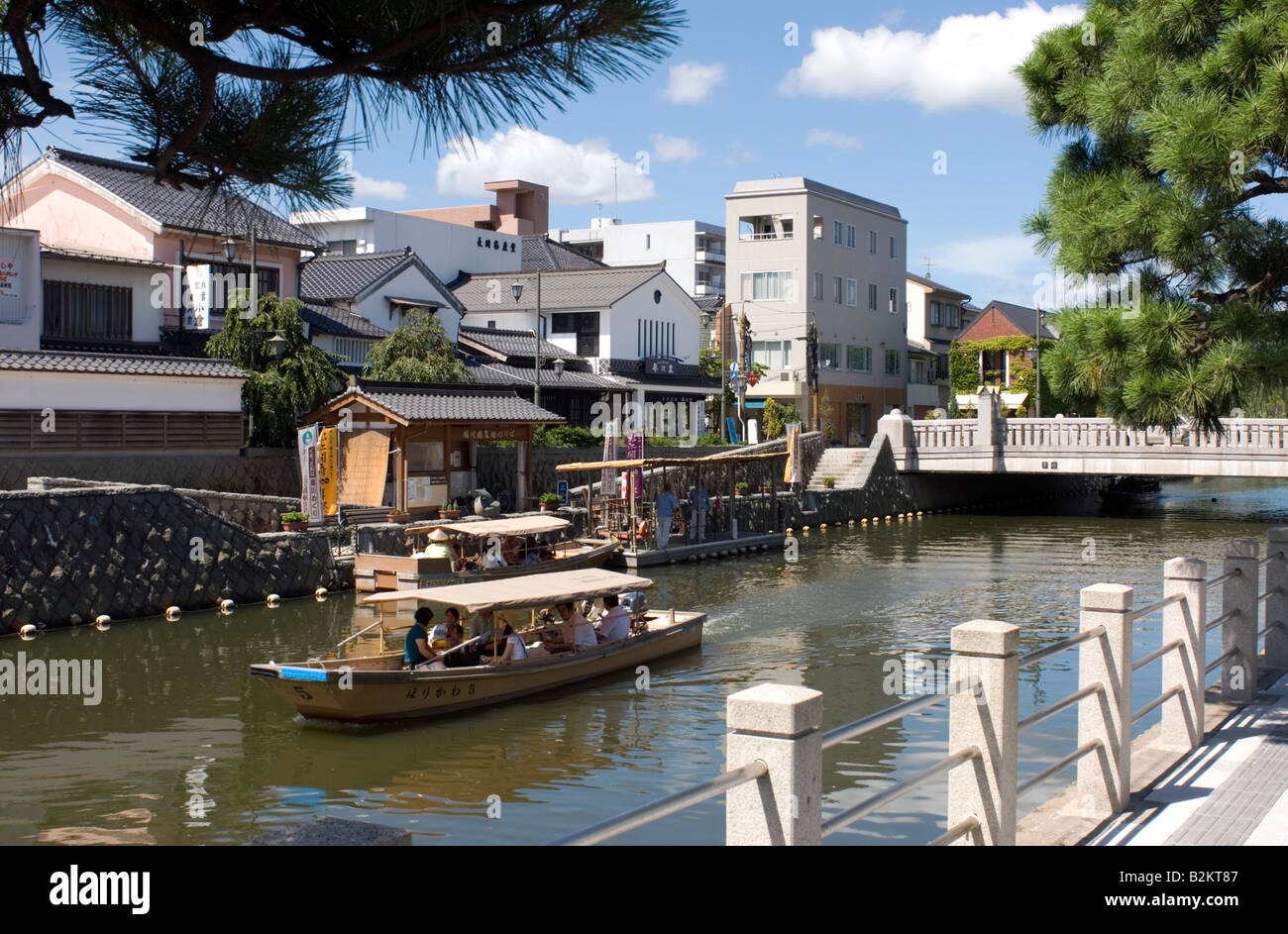 An einem sonnigen Tagestouristen Bootsfahrt eine durch die Grachten der Stadt Matsue in Präfektur Shimane Stockfoto