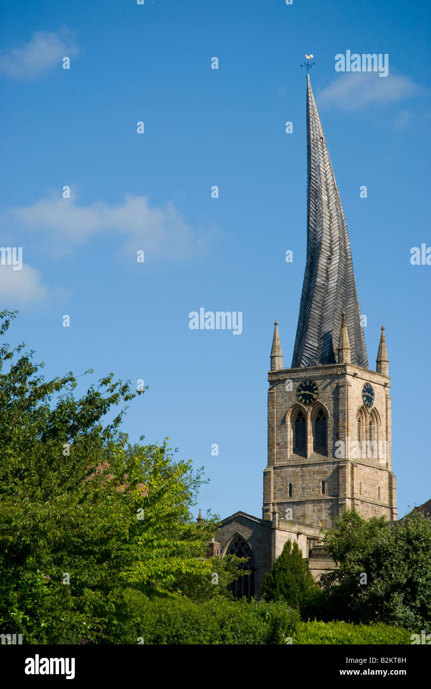 Der schiefe Turm in Chesterfield. Derbyshire gegen ein strahlend blauer Himmel Stockfoto