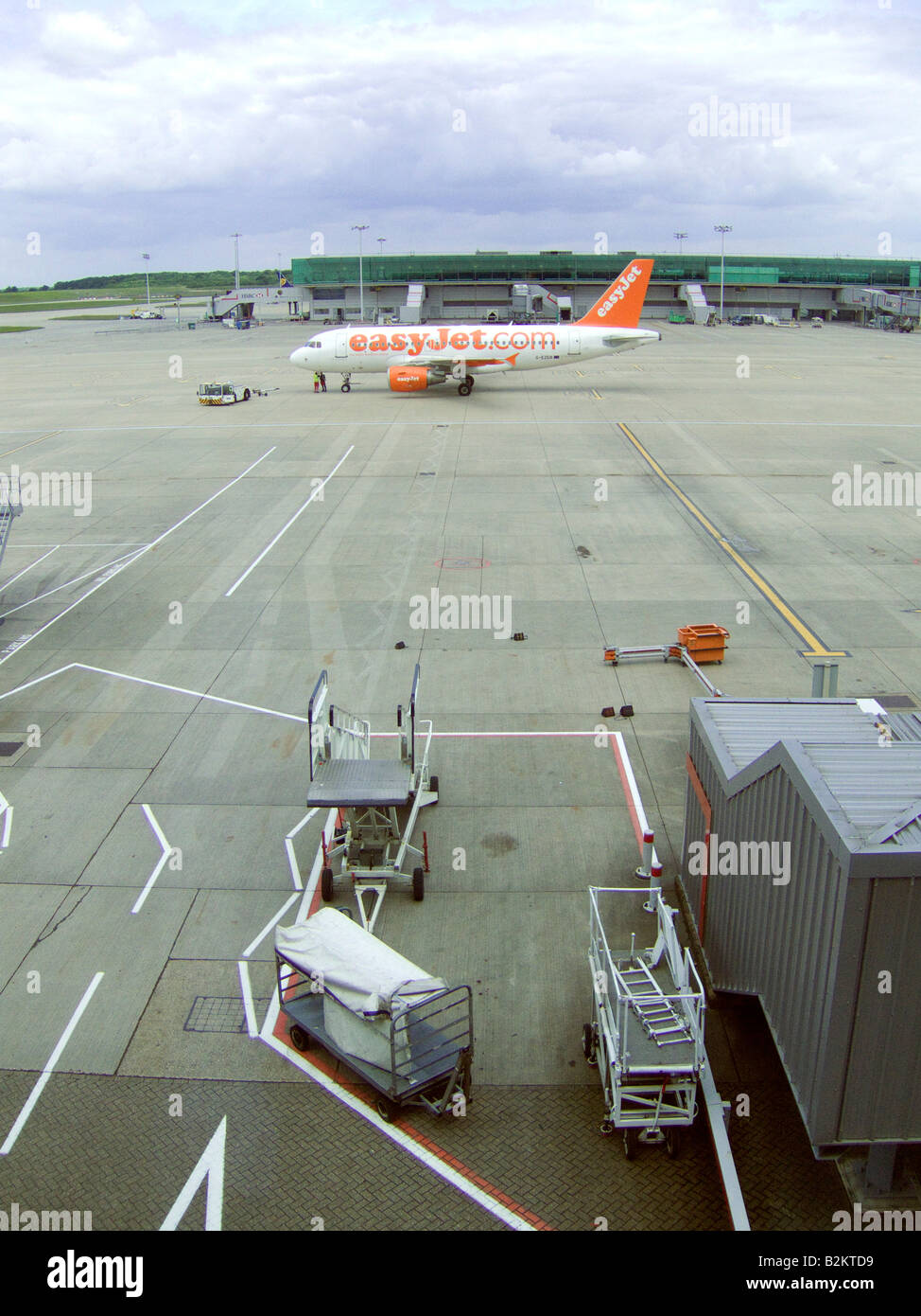 Easy Jet Flugzeug auf dem Rollfeld warten auf Start. Stansted Airport, UK Stockfoto