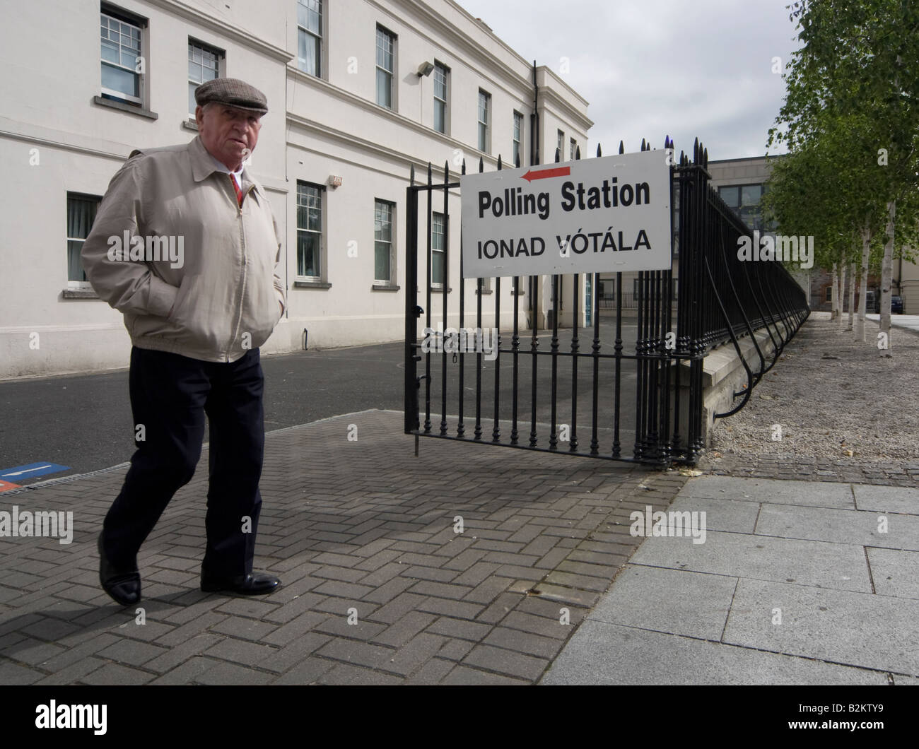 Vertrag von Lissabon: Ein unzufriedener Wähler lässt das Wahllokal auf Dublins Marlborough St Stockfoto