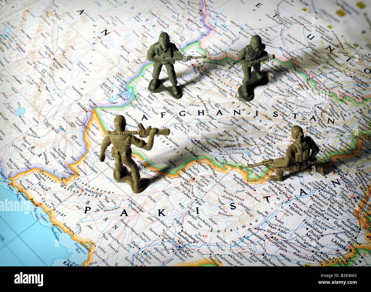 Spielzeugsoldaten auf Karte von Afghanistan und Pakisatan stehen sich gegenüber. Stockfoto