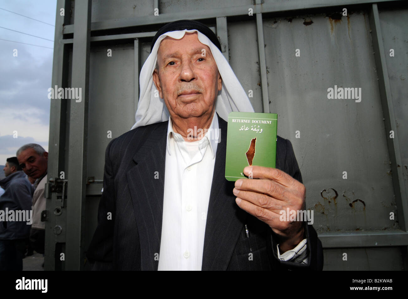 Ein Palästinenser zeigen einen Palästinenser "Pass" zum Gedenken an den 60. Jahrestag der Nakba, die Kreation von Israel im Jahr 1948 Stockfoto