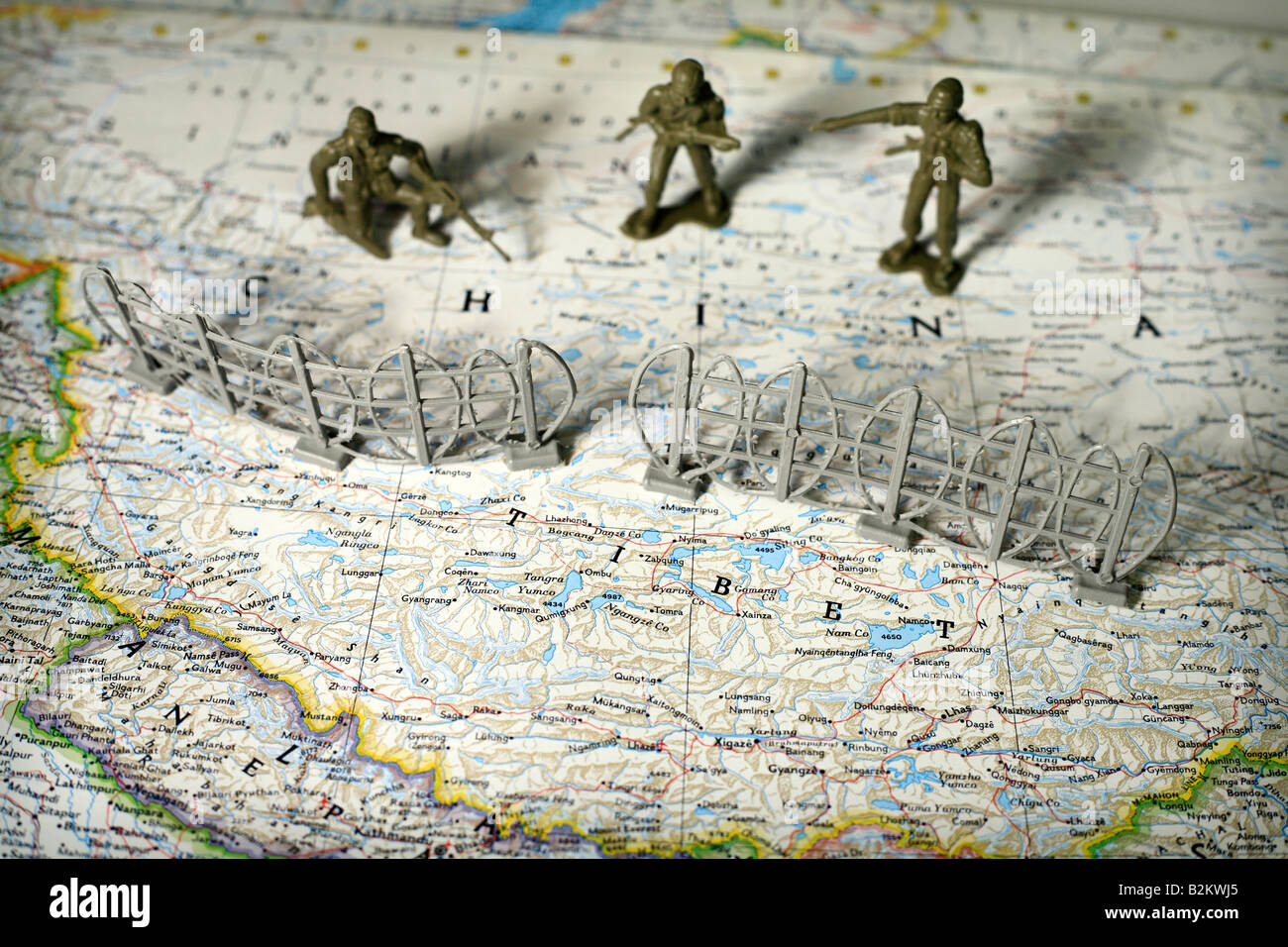 Spielzeug Soldaten auf Karte von China und Tibet Stockfoto