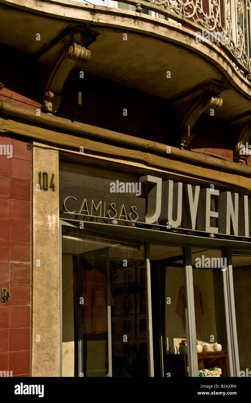 Kleidung alte Schaufenster in Lissabon Stockfoto