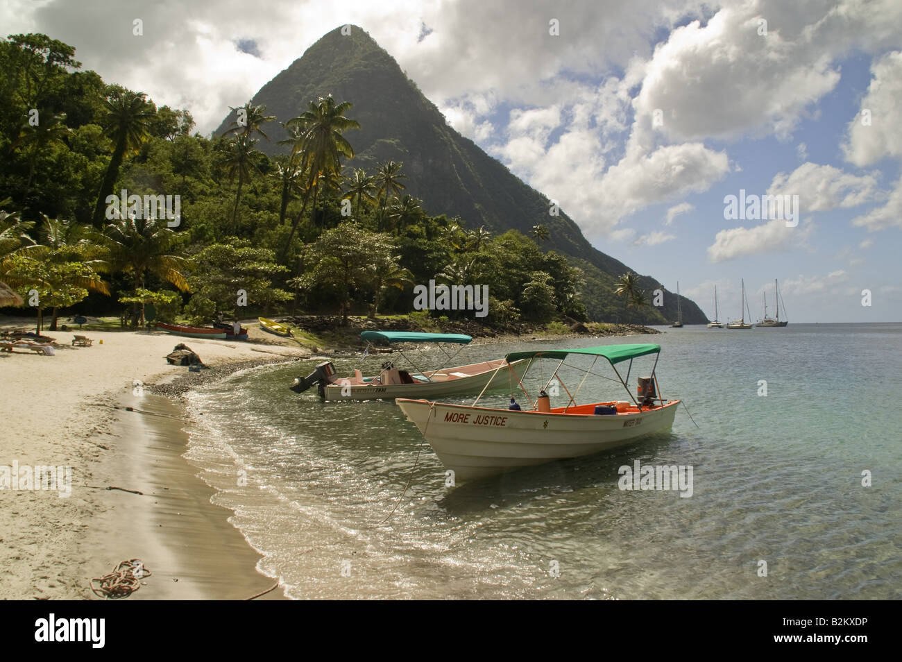 St Lucia Gros Piton, vulkanische Stecker überragt Piton Bucht und Strand der Jalousie Plantation Hotel Stockfoto
