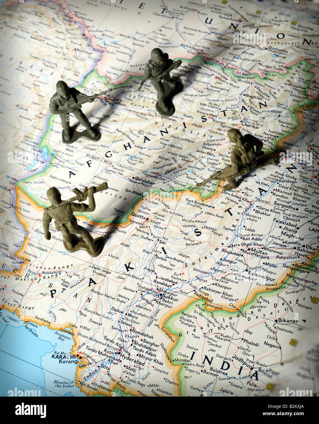 Spielzeugsoldaten auf Karte von Afghanistan und Pakisatan stehen sich gegenüber. Stockfoto