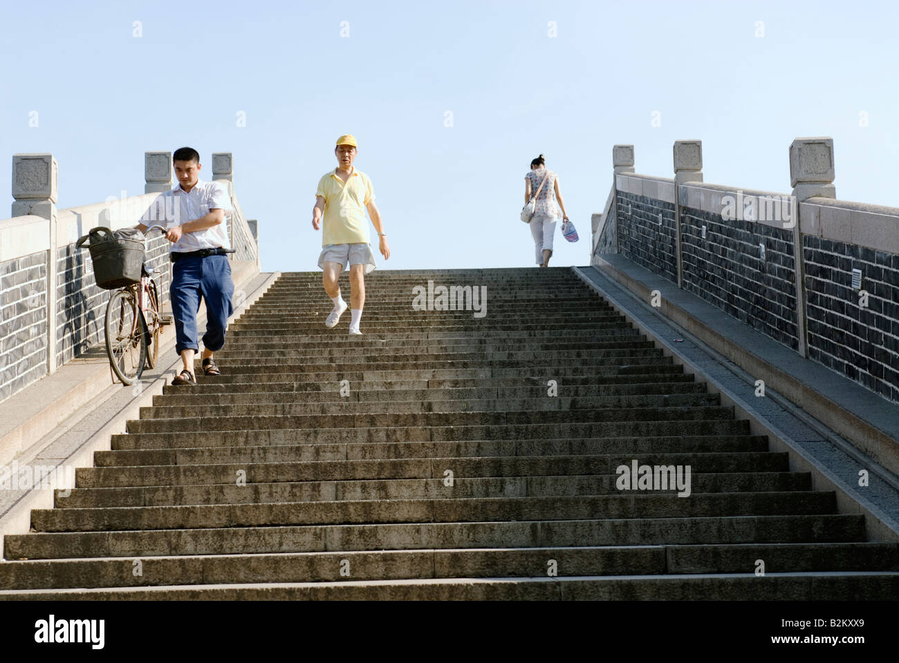 China, Suzhou, Menschen überqueren Fußgänger Fußgängerbrücke über den Canal Grande Stockfoto
