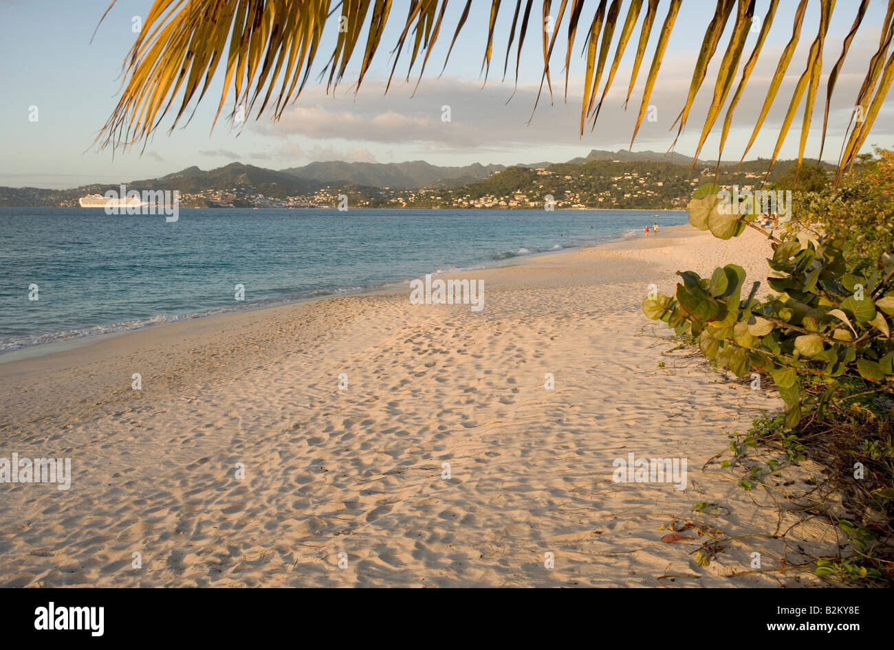 Grande Andse Strand im Sonnenuntergang St George Grenada s Capitol ist im Hintergrund Stockfoto